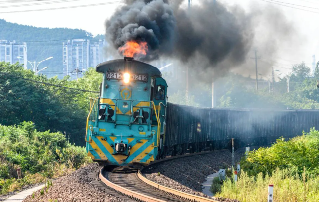 中国从美国进口的内燃机车,服役了40年,为什么还不淘汰?休闲区蓝鸢梦想 - Www.slyday.coM 中国从美国进口的内燃机车,服役了40年,为什么还不淘汰?休闲区蓝鸢梦想 - Www.slyday.coM