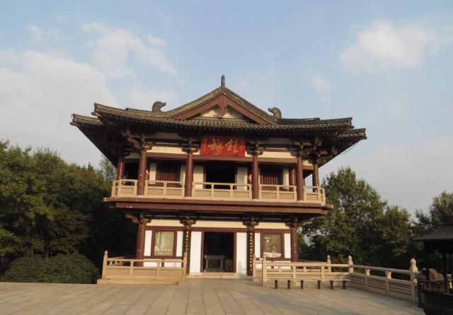 在大明寺里面最具特色的建筑物就是鉴真纪念堂,当初是为了对鉴真法师