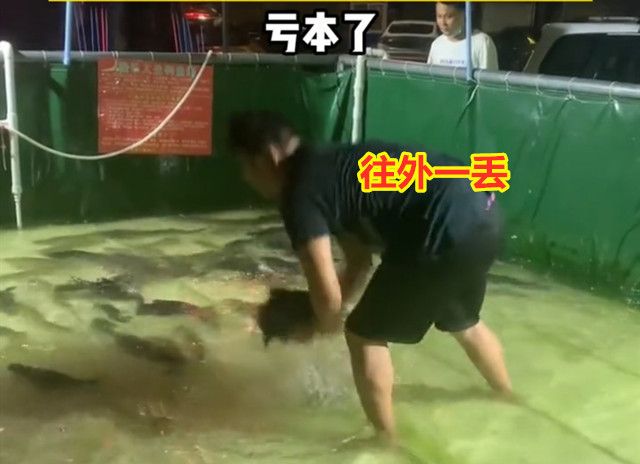 广东男子花100元体验5分钟抓鱼,谁知一抓一个准,老板大喊你慢点休闲区蓝鸢梦想 - Www.slyday.coM 广东男子花100元体验5分钟抓鱼,谁知一抓一个准,老板大喊你慢点休闲区蓝鸢梦想 - Www.slyday.coM