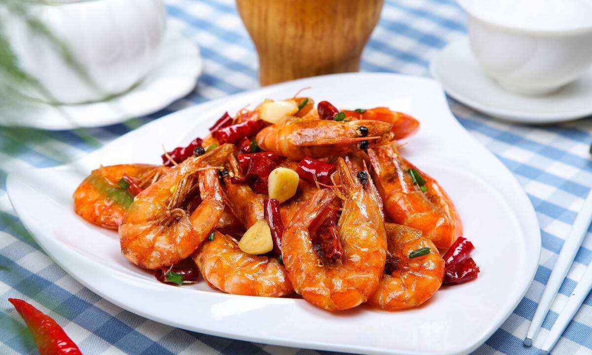 食材:鲜基围虾500克,土豆1个,黄瓜1根,红椒2个,蒜瓣12个,姜1块,剁椒