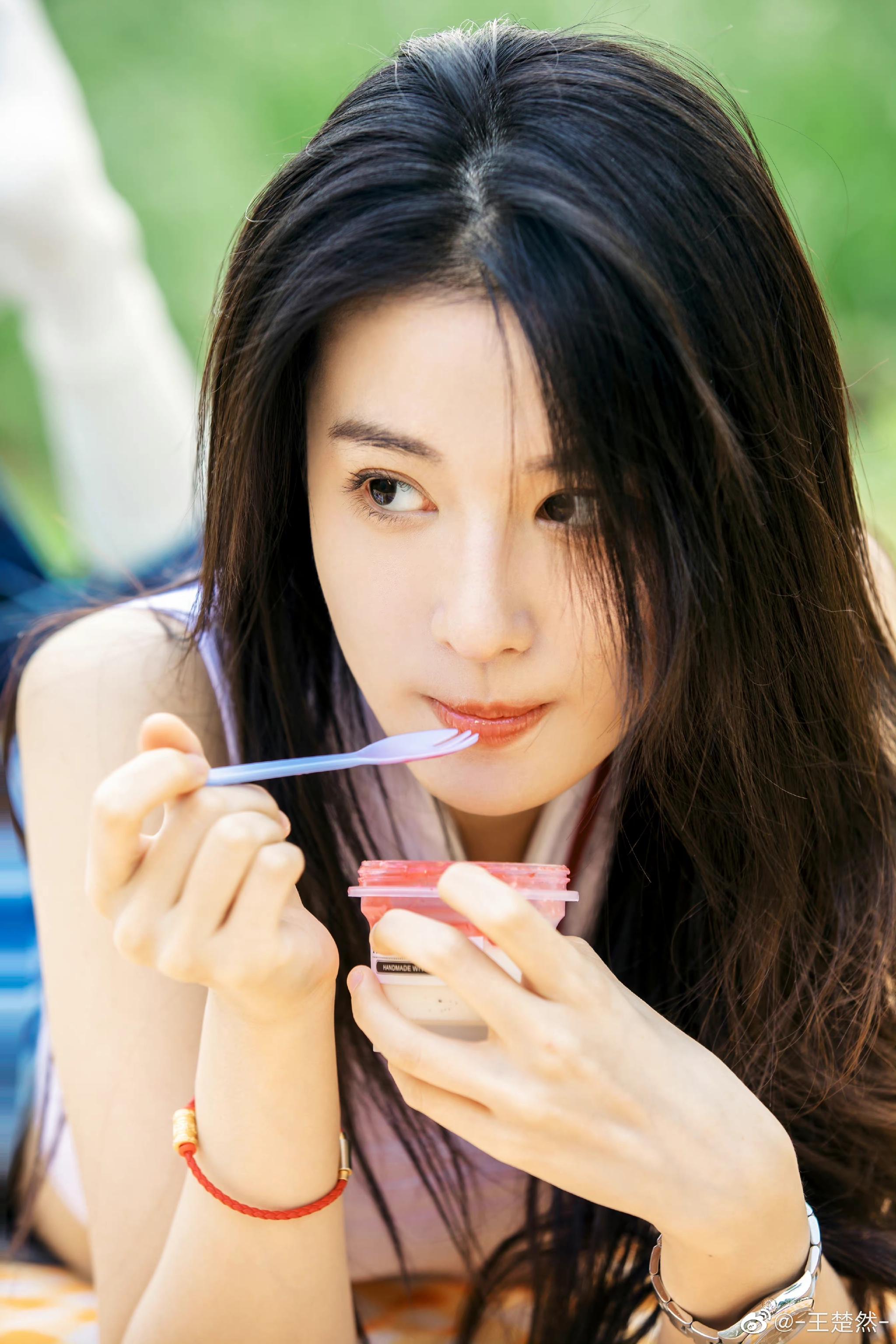 王楚然最新营业照