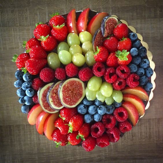 各种水果做成的精致果盘