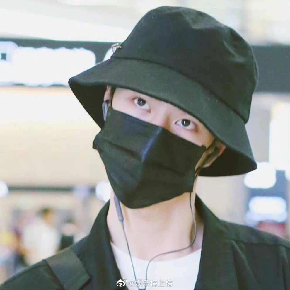 王一博歪头鲨一宝小朋友日常可爱行为