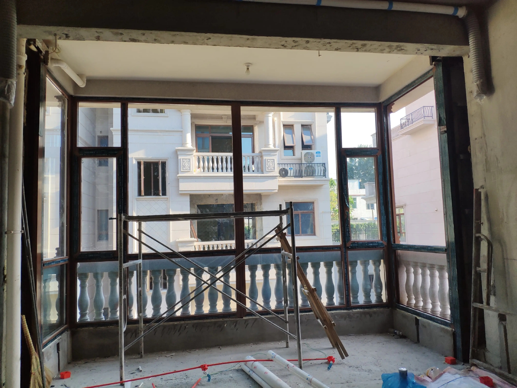 楼下邻居在阳台挑梁上打了个洞,越住越心慌,阳台会不会塌下去?