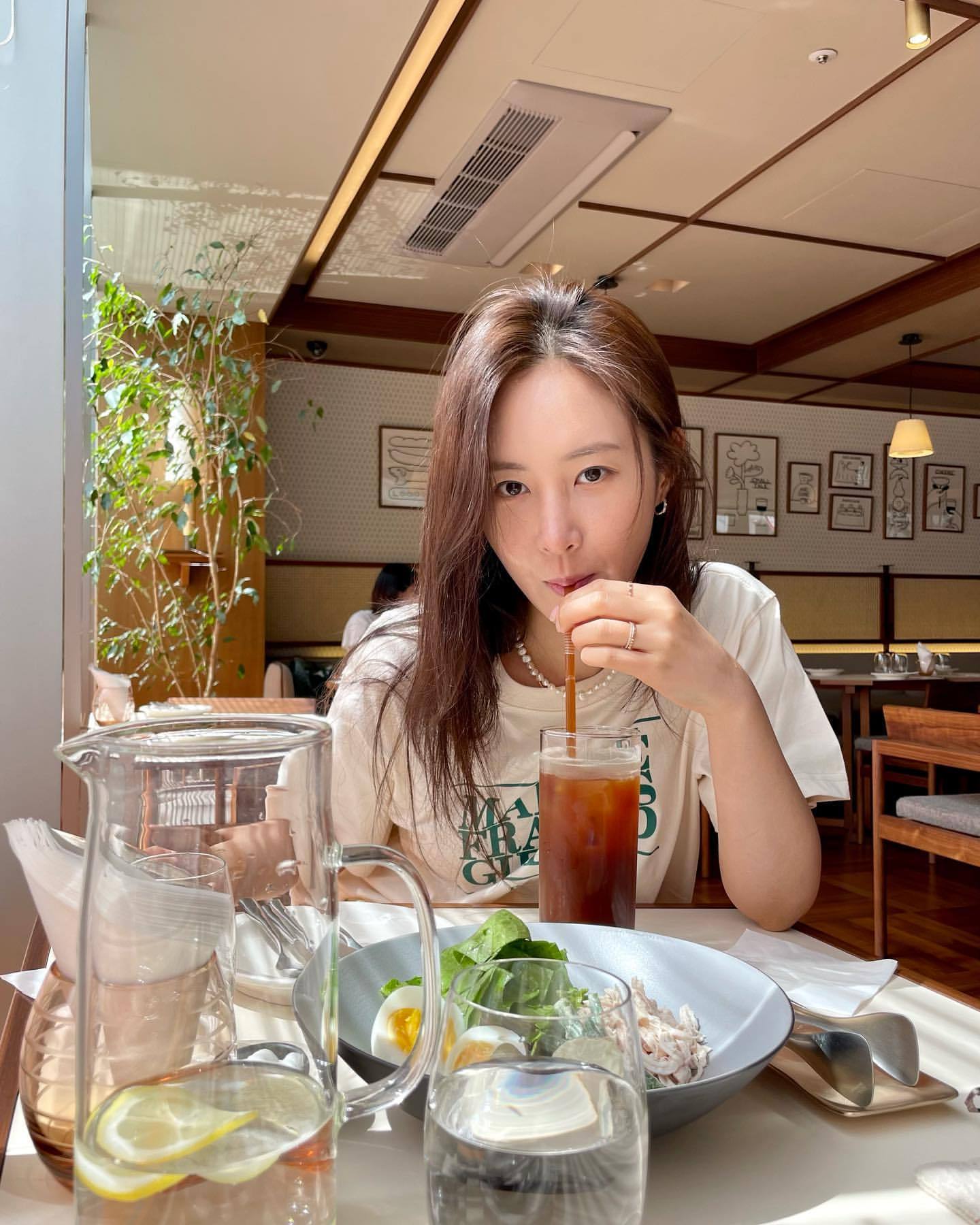 少女时代权俞利晒近照日常生活即画报精致的容颜让人赞叹不已