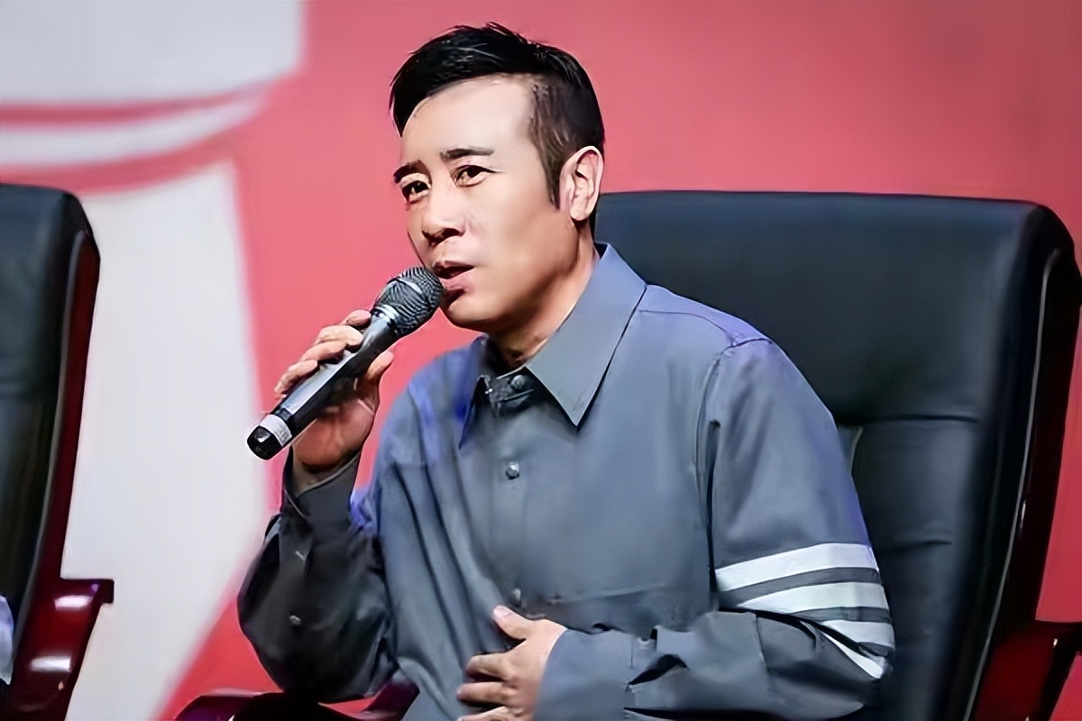 51岁于和伟排队做核酸被偶遇穿休闲装颇显时髦被赞像20岁小伙