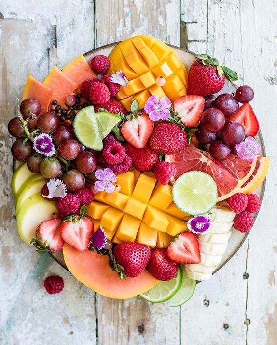 各种水果做成的精致果盘