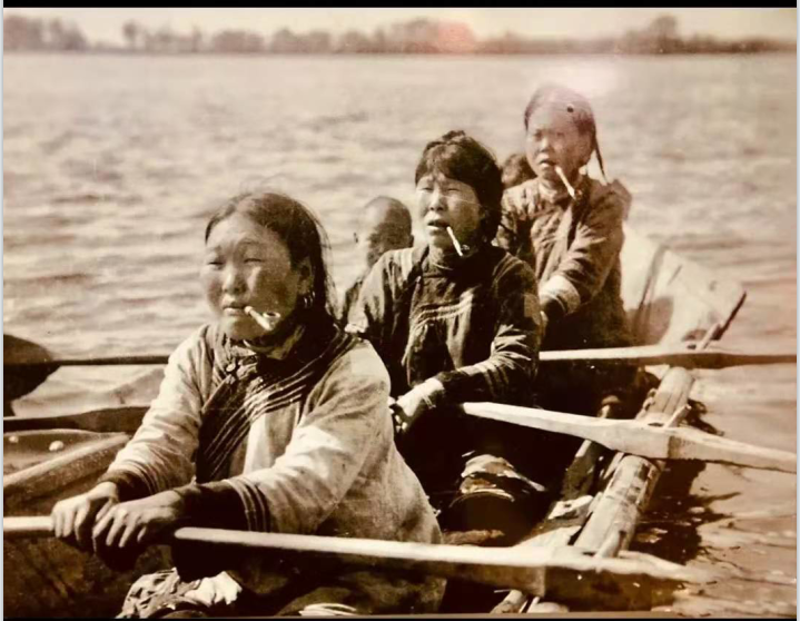 老照片民国时期普通人的日常生活场景虽然温馨但是很贫穷