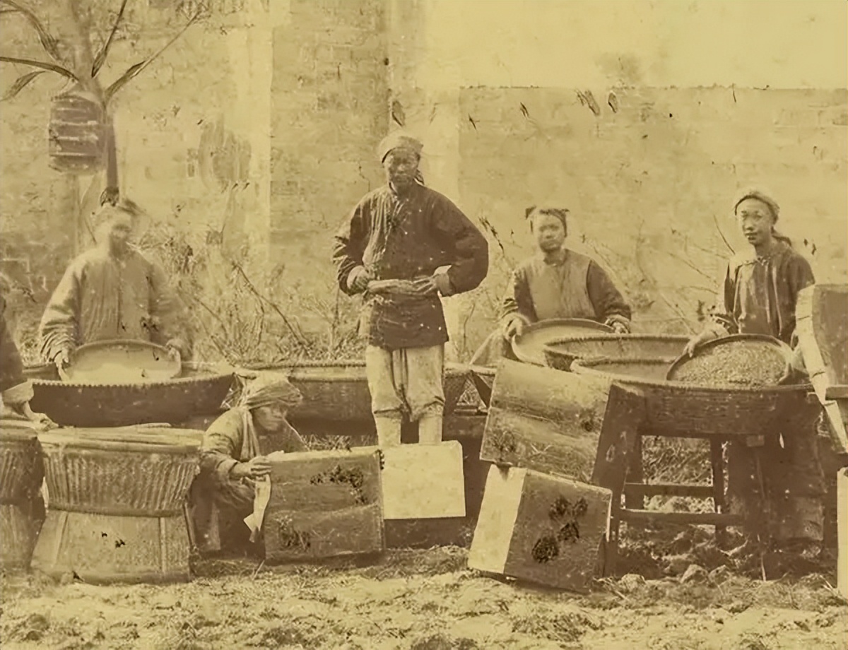 老照片民国时期普通人的日常生活场景虽然温馨但是很贫穷