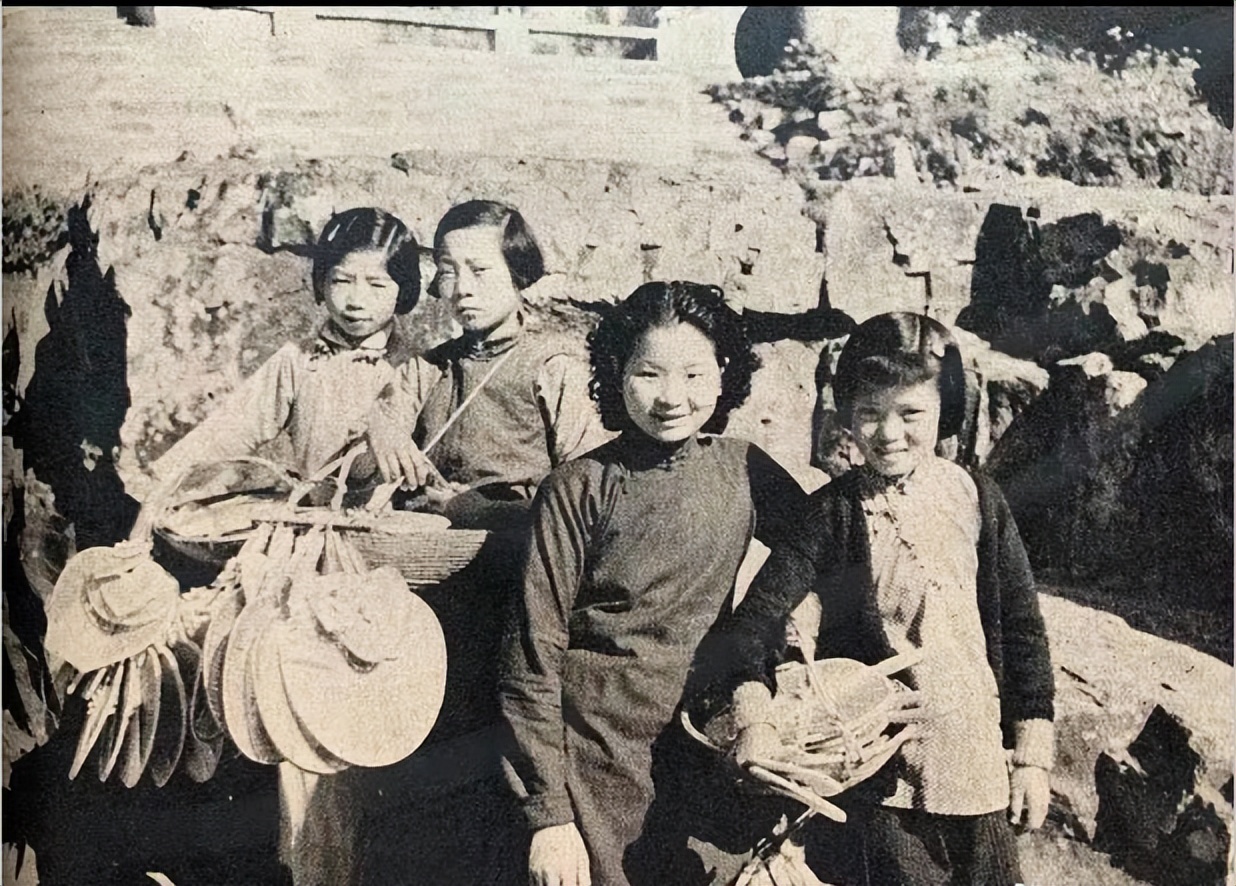 老照片民国时期普通人的日常生活场景虽然温馨但是很贫穷