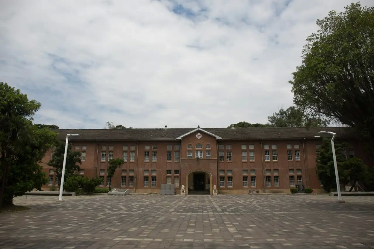 台湾一大学安排跨性别学生入住女生宿舍,女生不干了休闲区蓝鸢梦想 - Www.slyday.coM 台湾一大学安排跨性别学生入住女生宿舍,女生不干了休闲区蓝鸢梦想 - Www.slyday.coM