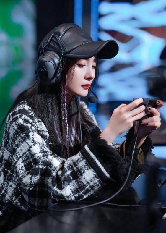 梦幻联动，杨幂杨洋顾漫合伙买下火豹战队，粉丝：来一局明星赛吧休闲区蓝鸢梦想 - Www.slyday.coM