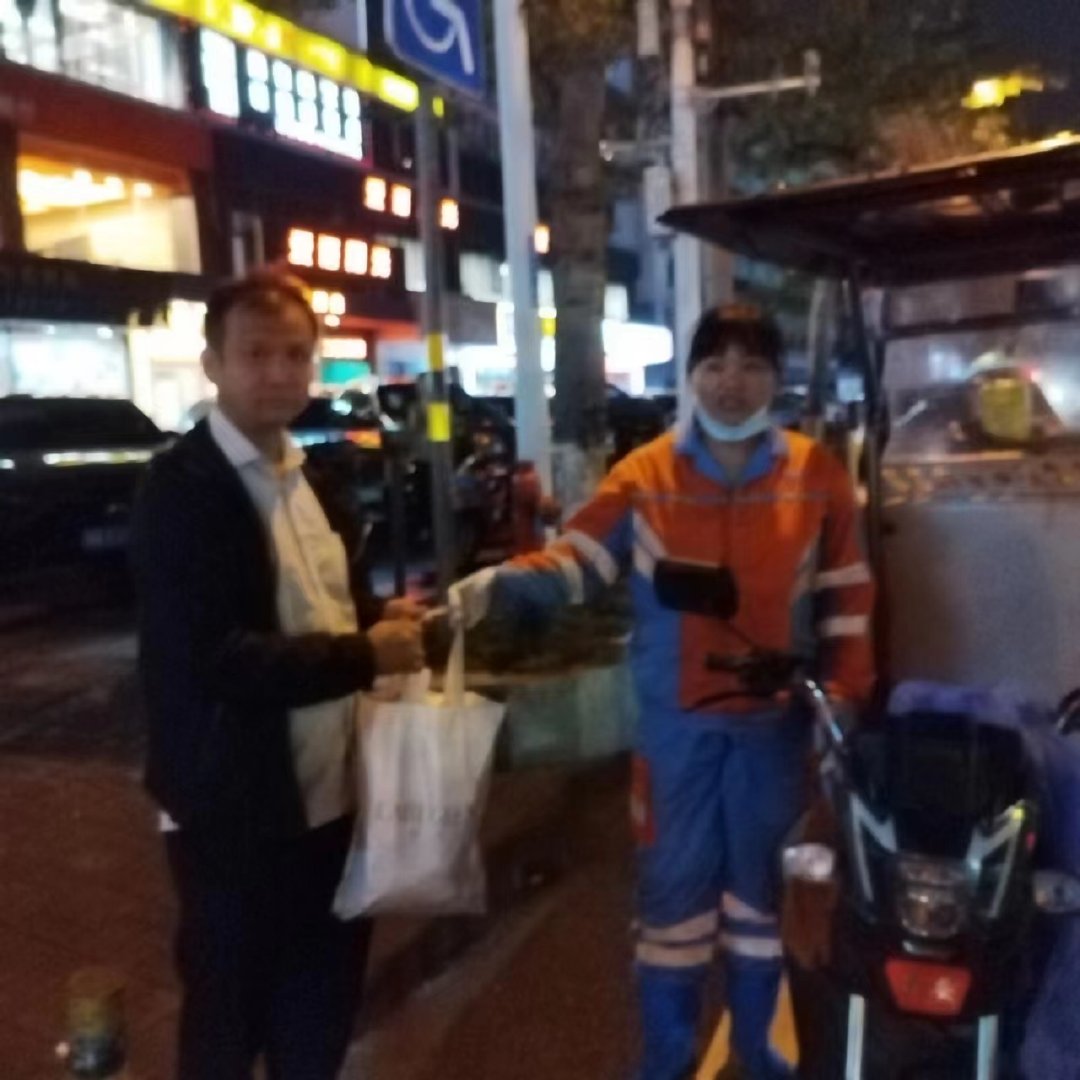 海口环卫工人捡近2万元现金 原地等1小时归还失主休闲区蓝鸢梦想 - Www.slyday.coM