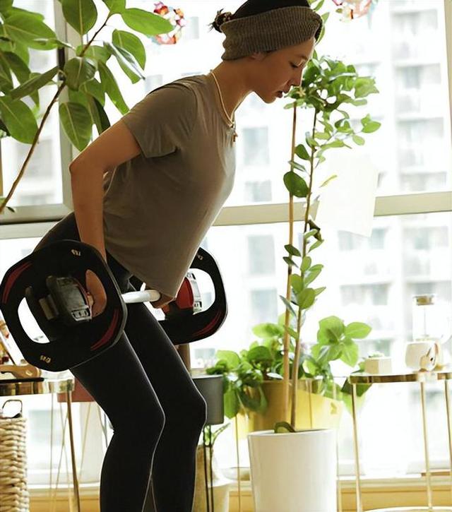 38岁白百何晒居家健身照练得满头冒汗小腹平坦力破怀孕传闻