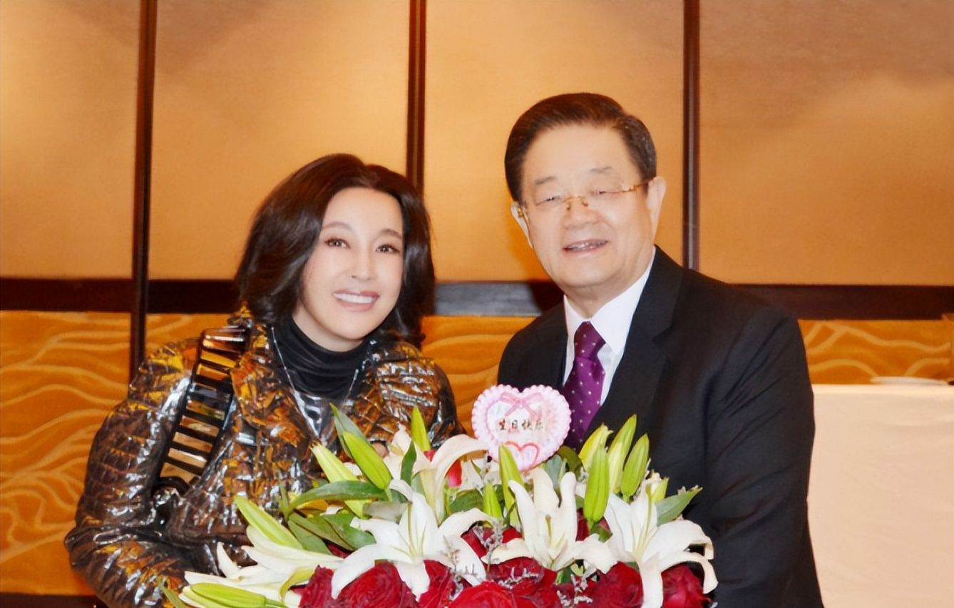 娱乐看点>正文>近日刘晓庆被拍到和丈夫王晓玉的照片时,两人状态相差
