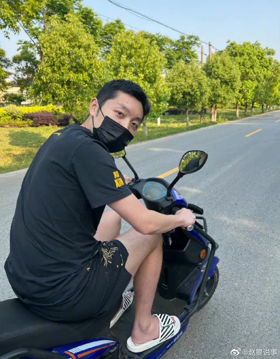 许昕开心地亮出自己心爱的小摩托