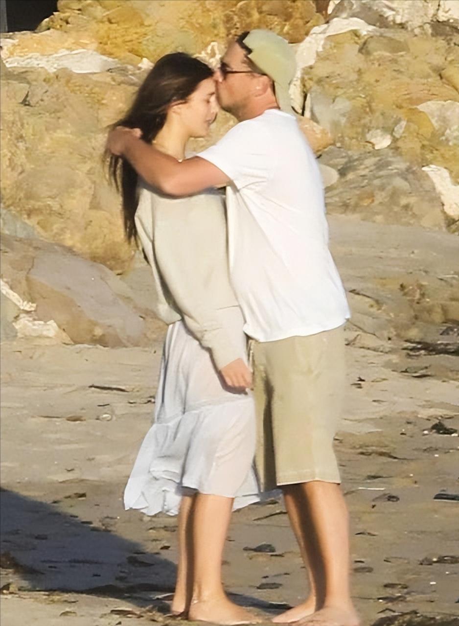 47岁莱昂纳多迪卡普里奥和素颜女友在海滩度过一天激情澎湃
