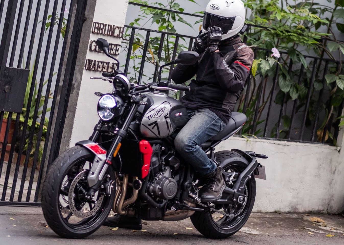 前阵子我们才刚刚试乘完凯旋去年发布的tiger sport 660多功能冒险跑