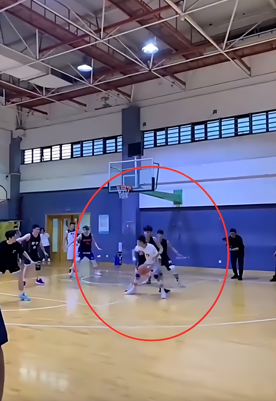 杜锋男篮新国手打野球急眼孙铭徽抱球狠砸大学生当不了第一控