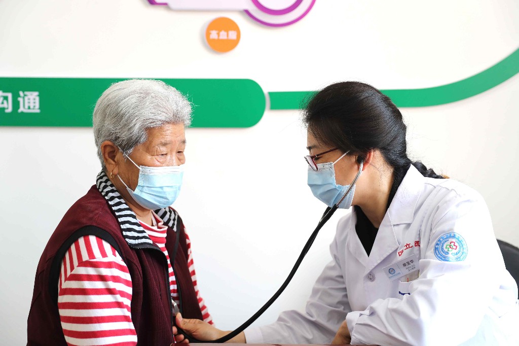 5月17日,青岛西海岸新区区立医院的专家在黄山卫生院听诊.