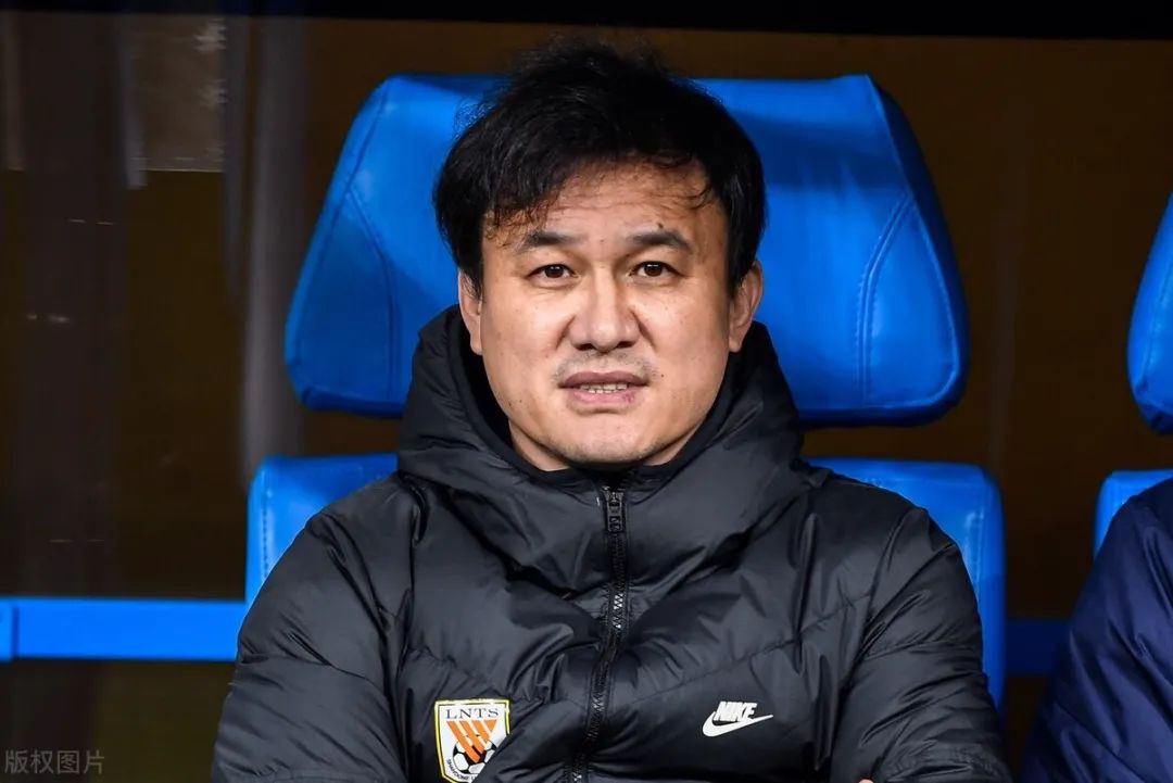 中国足球蒙羞曝山东队主帅郝伟集训带小姐进酒店纵容爱子违规