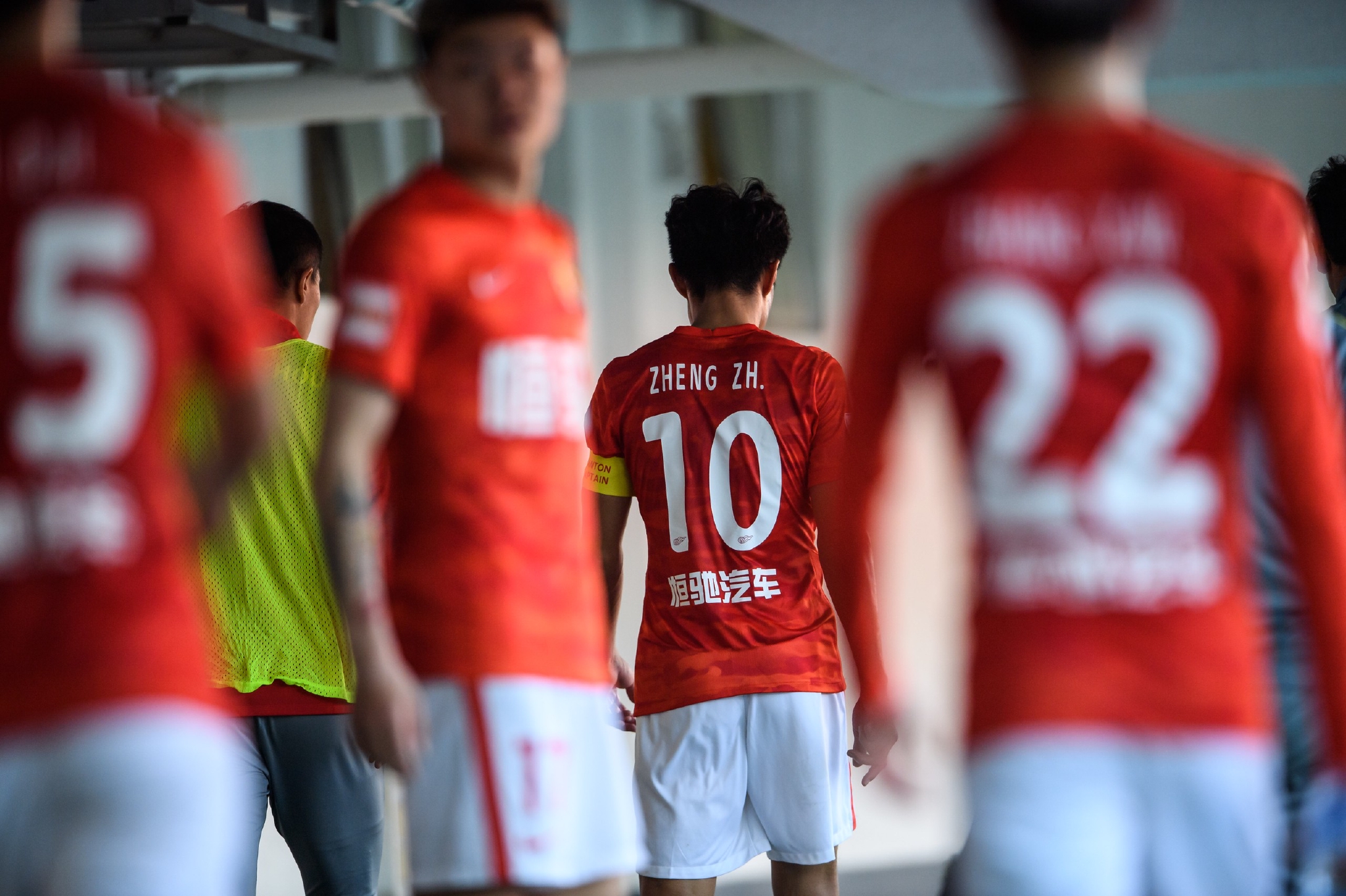 郑智和广州足球的辉煌一起退出了中超联赛。
