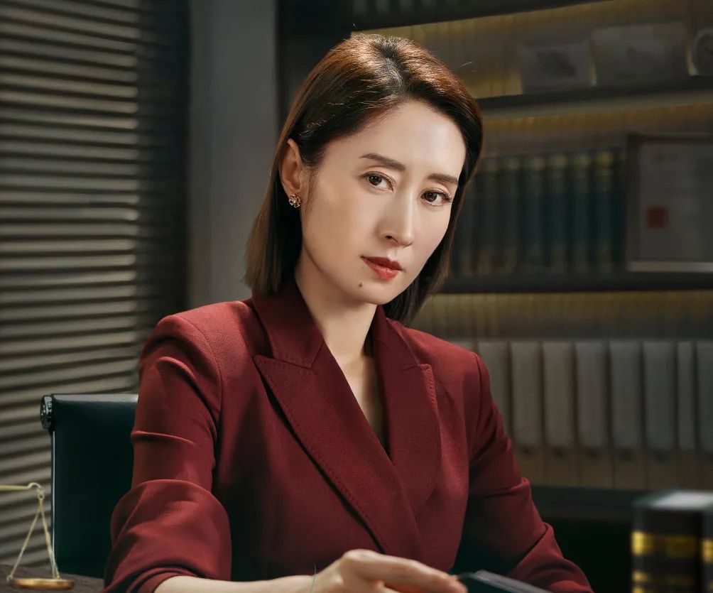 江疏影刘敏涛演精英女律师拎lv穿衣像走秀和现实差多远