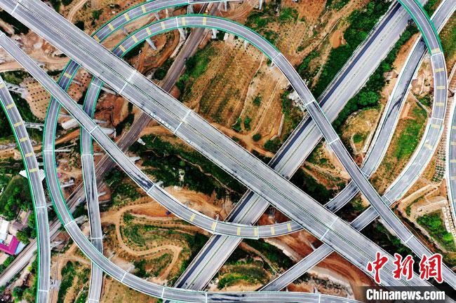 图为甘肃境内高速公路。(资料图) 张宾 摄