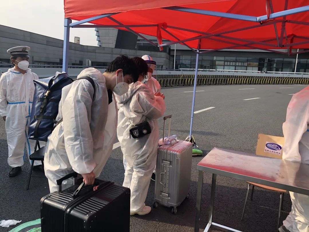 虹桥站逾6千旅客昨启程离沪！两人加价五千余元倒卖9张火车票，被抓！休闲区蓝鸢梦想 - Www.slyday.coM