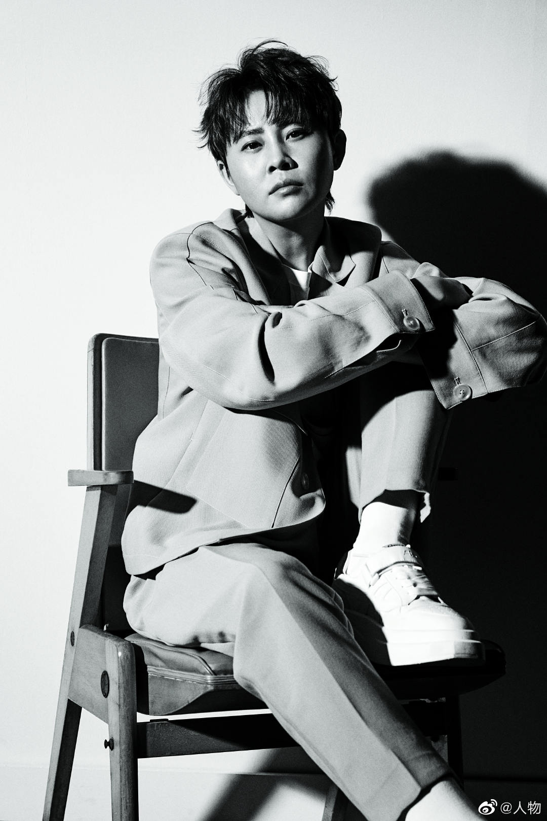 王濛最新时尚大片释出身穿牛仔衣搭配卷翘的短发眼神恣意傲然气场强