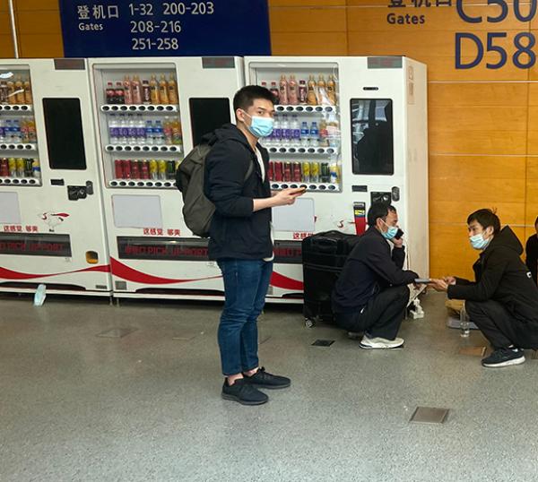 几个滞留在浦东机场的人一起交谈。
