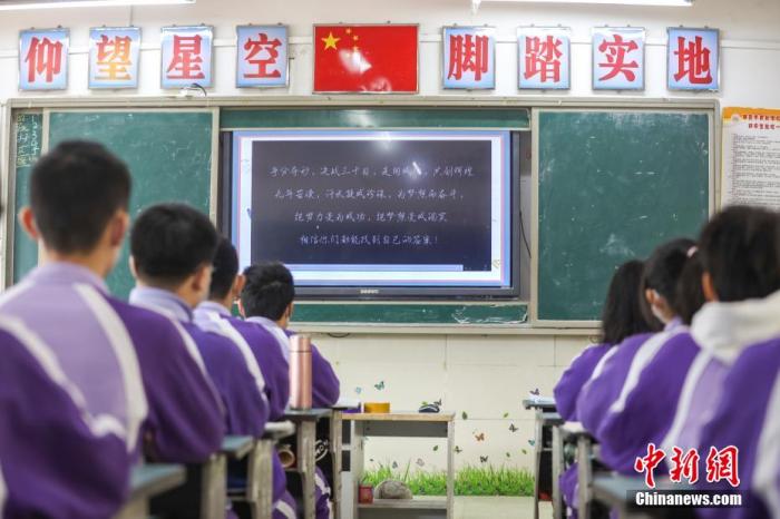 资料图：5月16日，江西南昌育新学校初中部，初三年级学生返校复课。刘力鑫 摄