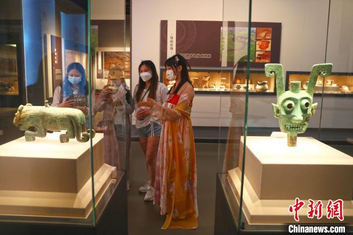 图为江西省博物馆讲解员巫悦(右)身穿汉服为观众讲解江西省博物馆镇馆