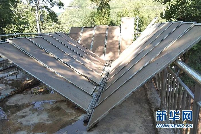 正在进行晾晒的大尺寸麻纸。（受访者供图）