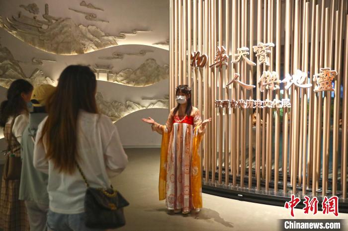 图为江西省博物馆讲解员巫悦(右)身穿汉服为观众讲解江西省博物馆镇馆