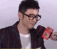 声捧哏中迷失了自我,演员的必修课解放天性他算是在台上给玩儿明白了