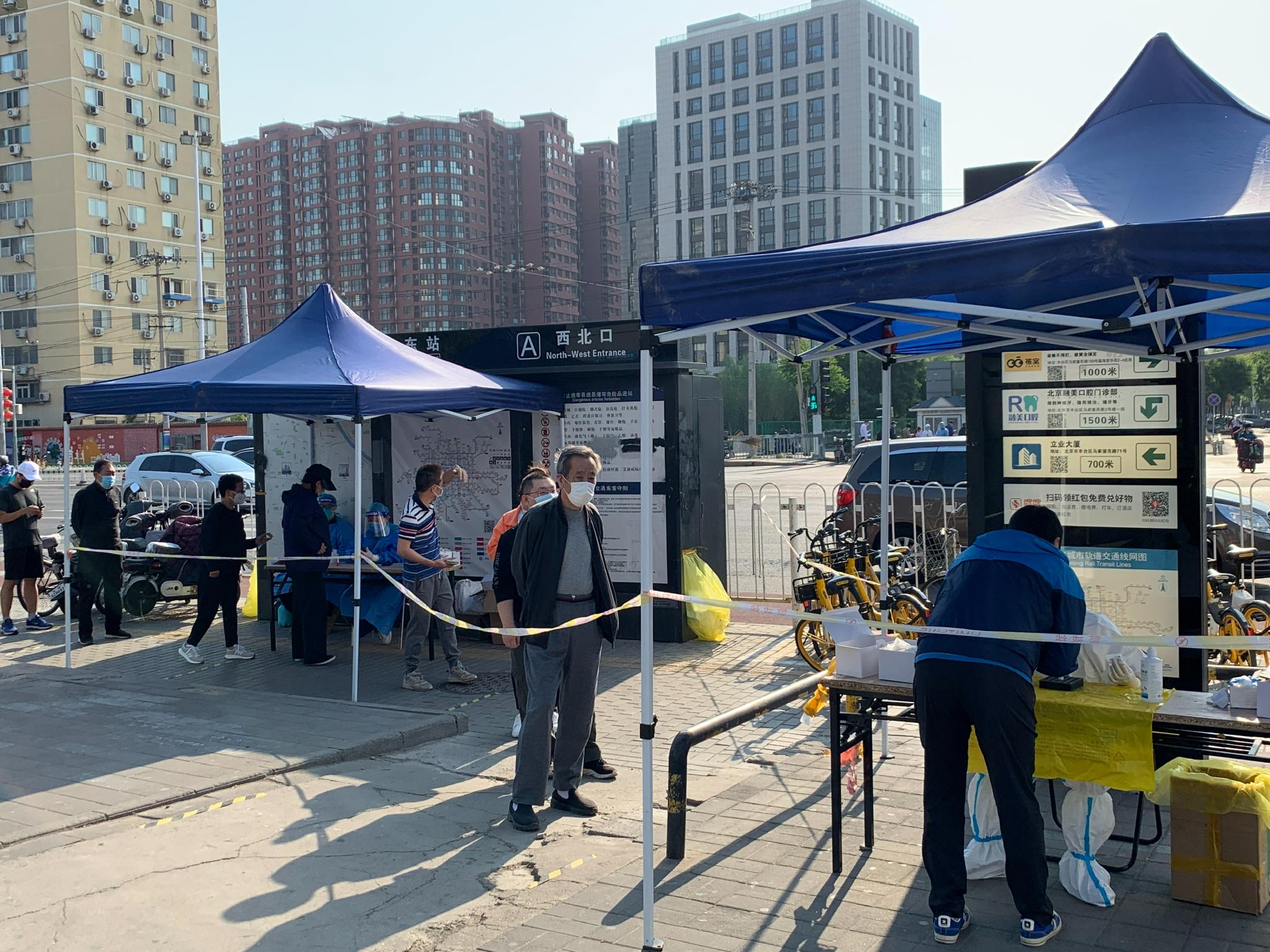 除了角门东里一社区的居民,来a口核酸检测点的还有附近其他小区的居民