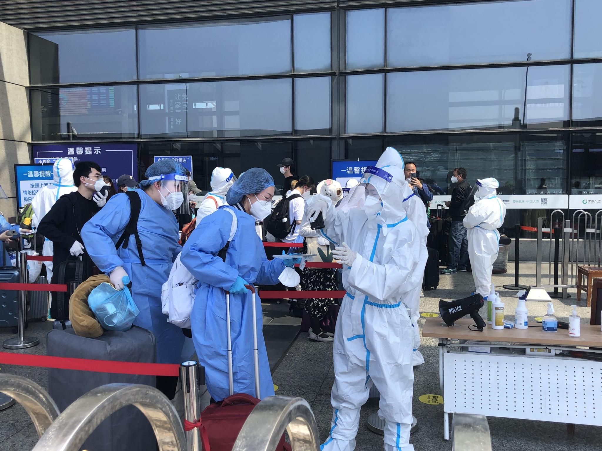 旅客需顯示當日車票、48小時內核酸陰性等證明，只有符合所有條件的旅客才可進入車站。