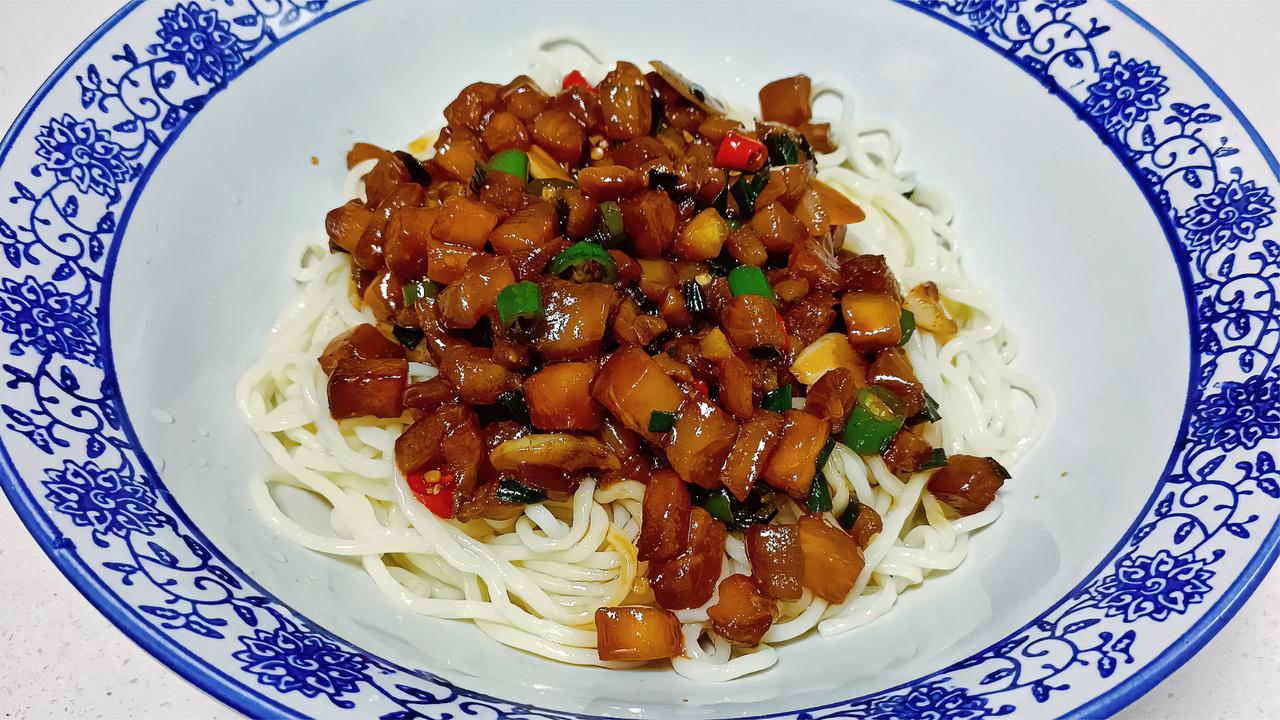 我家孩子最爱的茄子拌面,咸香开胃,一大碗面吃美了,真香