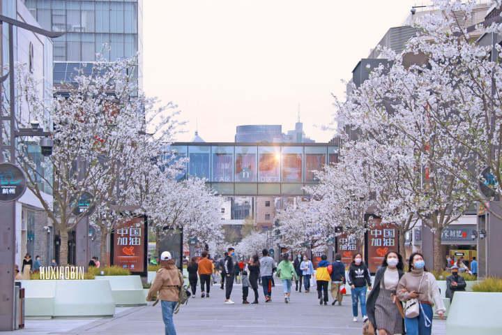 约不约？杭州湖滨步行街的爱心斑马线重磅回归，还多了浪漫的心动信号灯休闲区蓝鸢梦想 - Www.slyday.coM