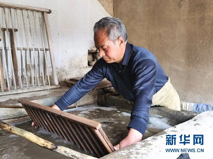 胡凤钰正在熟练地“抄纸”。（宋昱静 摄）