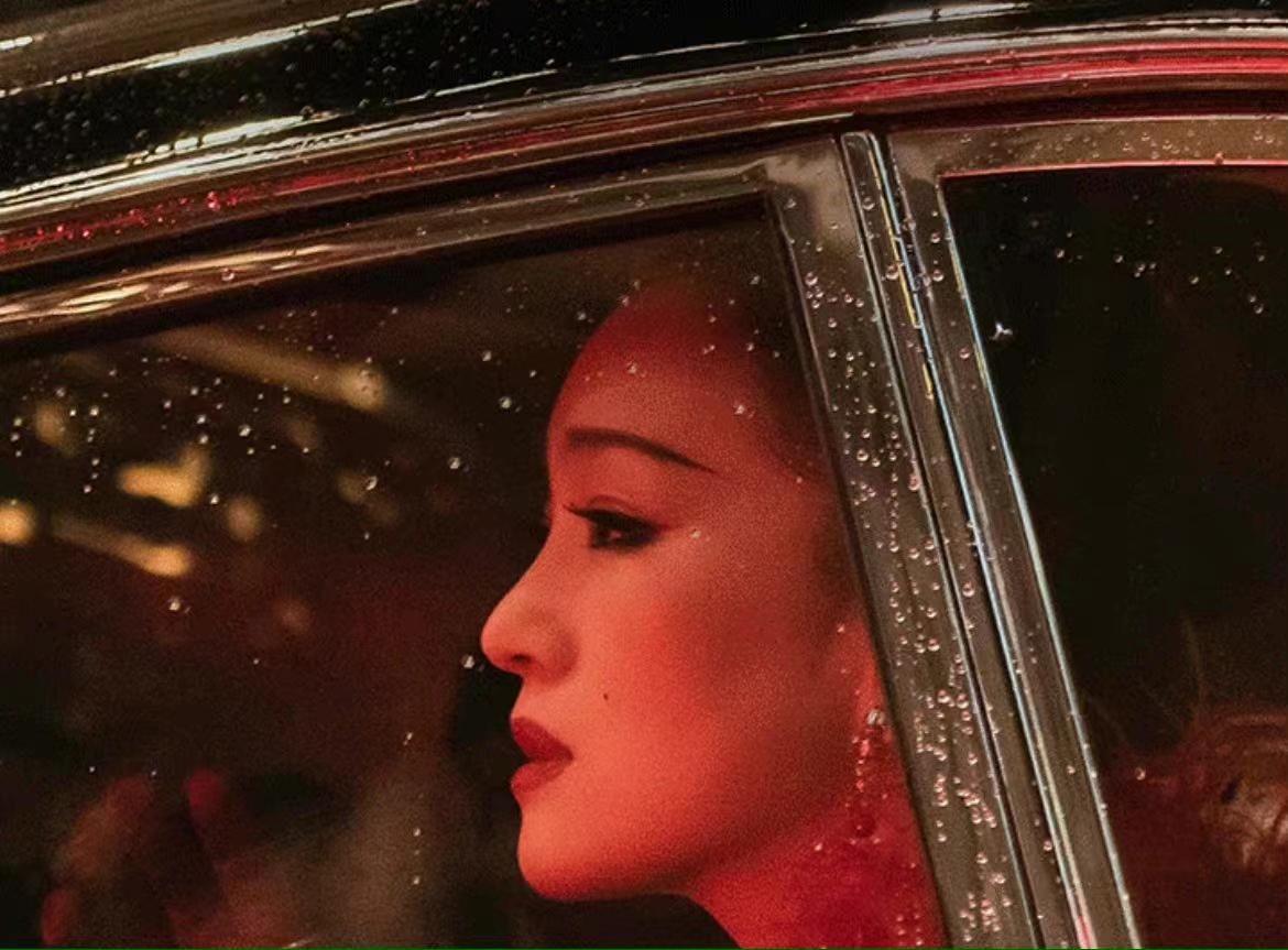 巩俐盘起长发秀美貌红唇配头巾仿佛时光倒流看起来复古又摩登