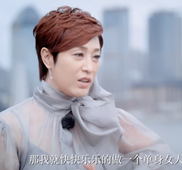 55岁陈法蓉晒近况打扮粉嫩喊话想要有个家无名指钻戒太抢眼