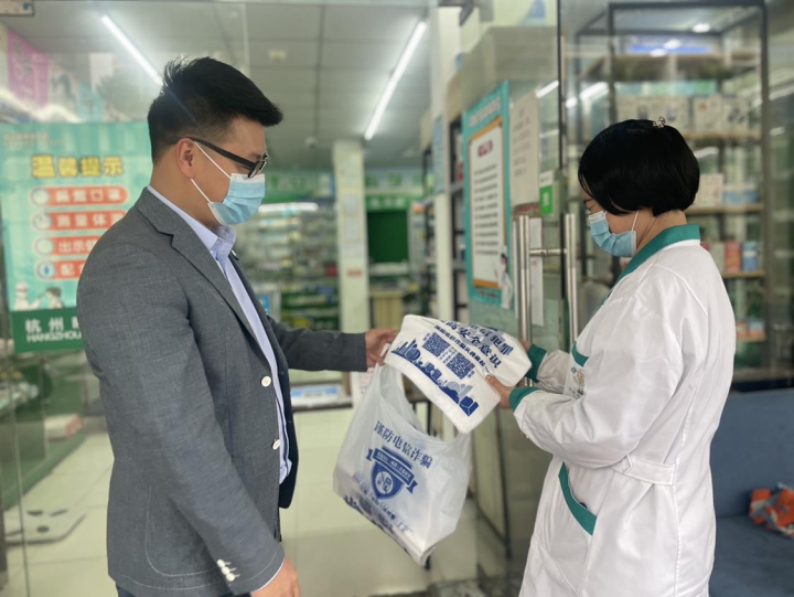 为帮群众捂好“钱袋子”他们真是操碎了心，两万个“反诈”特制购物袋送到身边休闲区蓝鸢梦想 - Www.slyday.coM