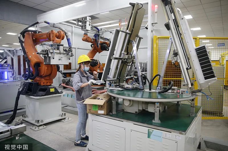 工人在锂电池生产企业车间内忙碌.图源:视觉中国