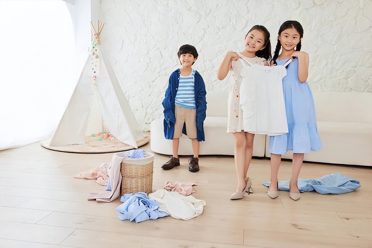 少给孩子穿旧衣服除了打击自信还有个心理缺陷可能跟随娃一生