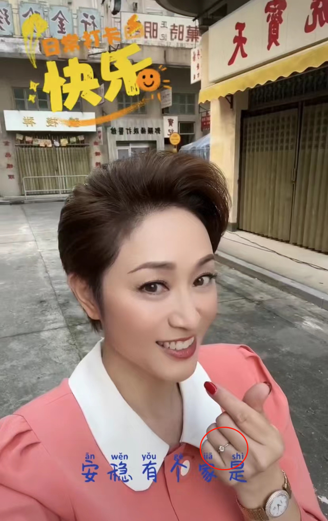 55岁陈法蓉晒近况打扮粉嫩喊话想要有个家无名指钻戒太抢眼