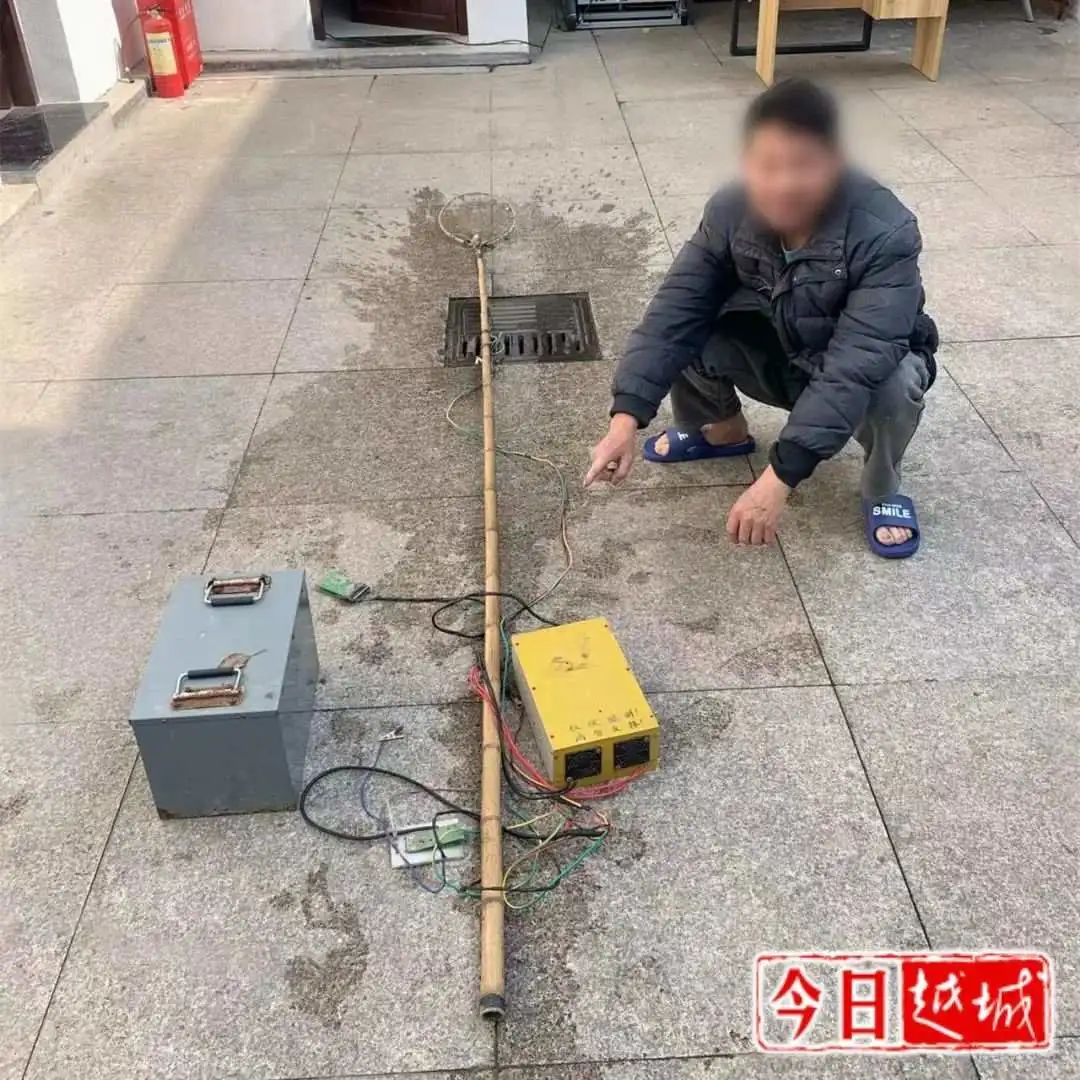 经查,王某在网上购买变压器,蓄电池与网兜,自制电捕鱼器,抱着侥幸心理