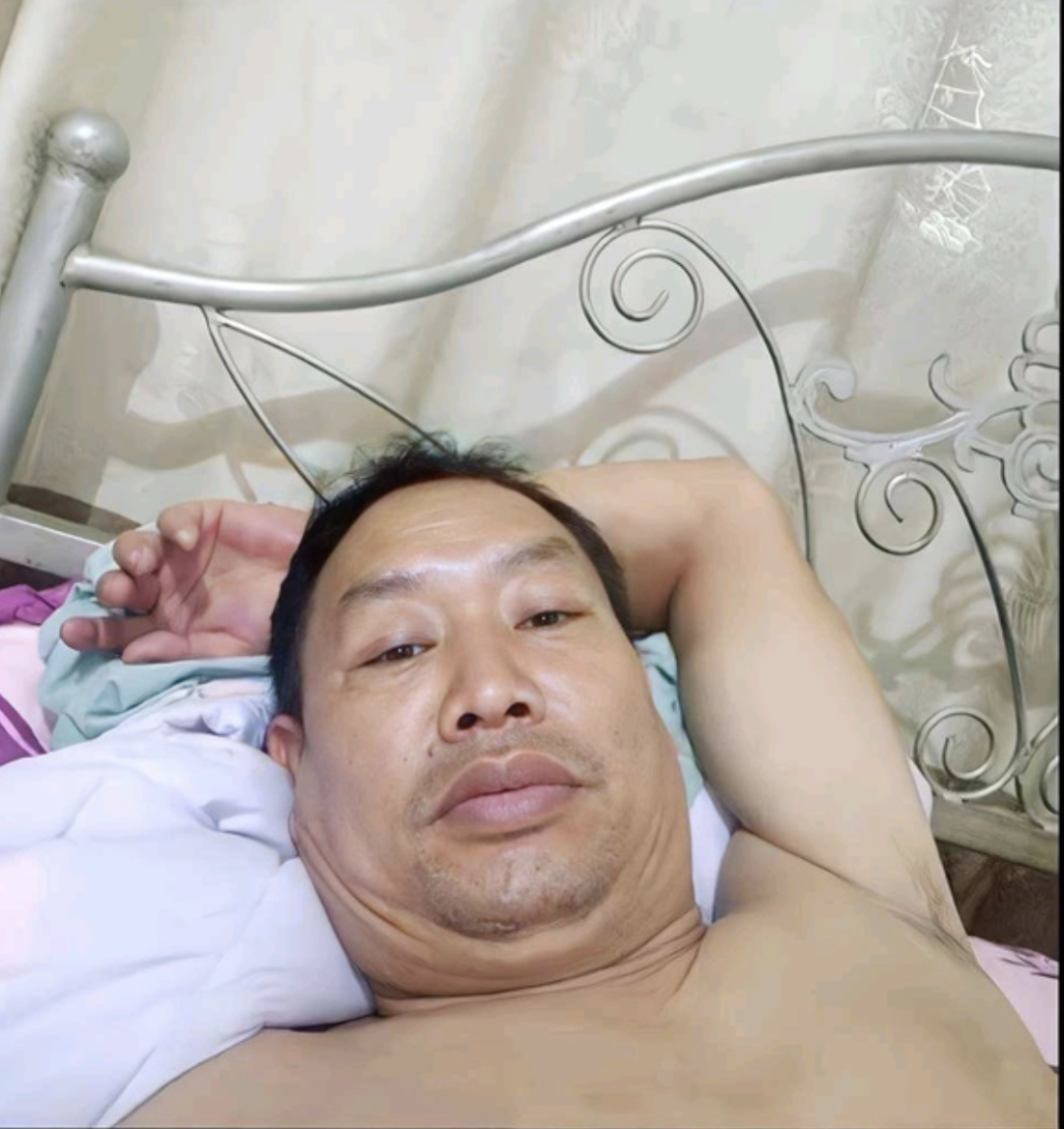 光膀子自拍大叔你的名字是