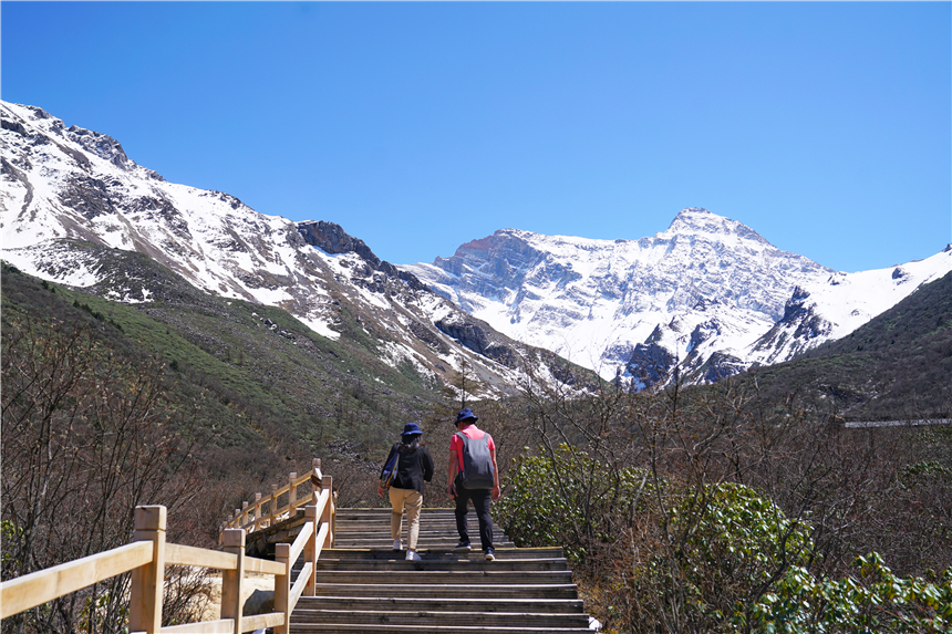 隐藏在四川阿坝的人间仙境，雪山峡谷和五彩池，随手一拍都超级美休闲区蓝鸢梦想 - Www.slyday.coM
